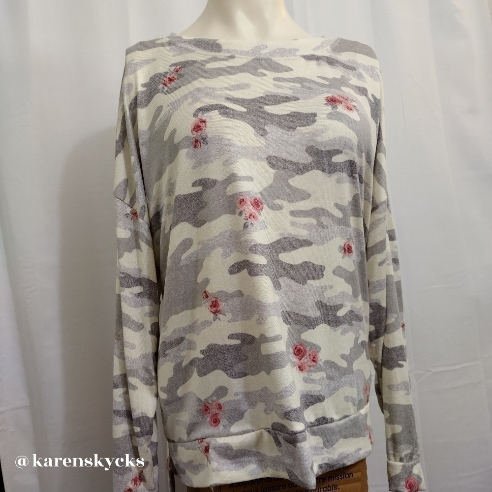 𝅺secret Treasures Sweater/Shirt Large
